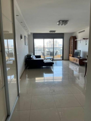 Lovely 3 BRD apartment few minutes from the beach